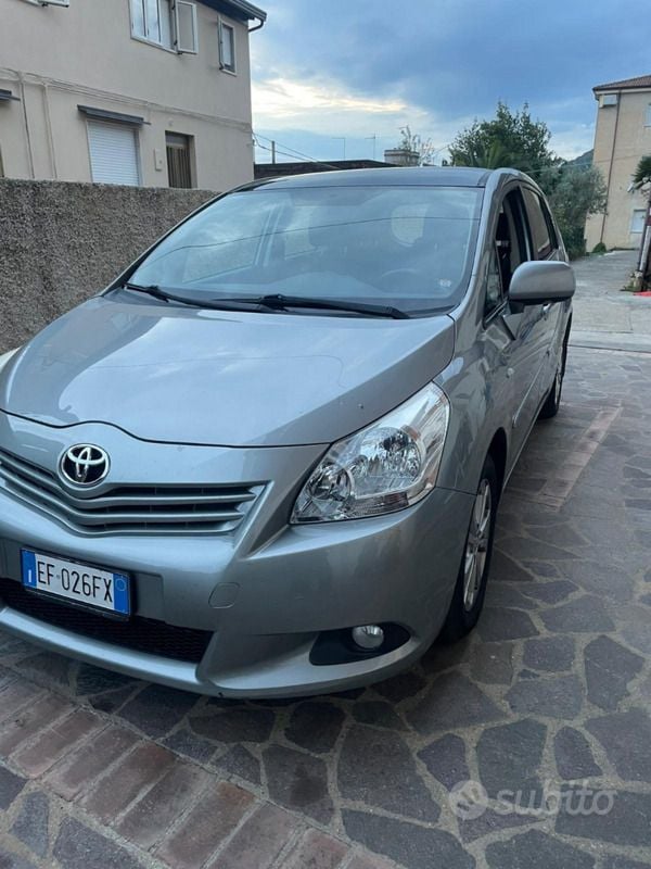 Usata Toyota Verso 126 CV (92 kW) 2011 Grigio Monovolume