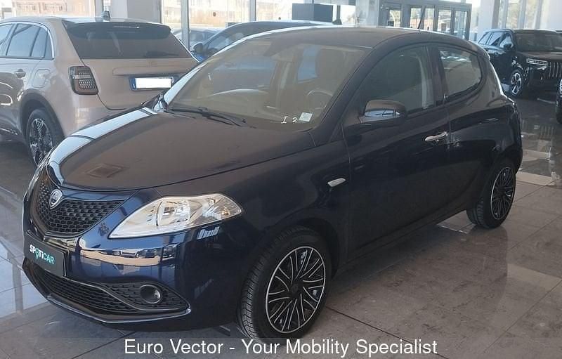 Usata Lancia Ypsilon Gold 70 CV (51 kW) 2021 Blu Utilitaria