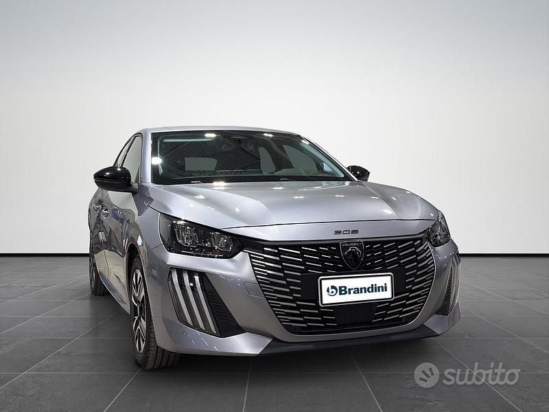 Usata Peugeot 208 Allure 101 CV (74 kW) 2025 Grigio Utilitaria