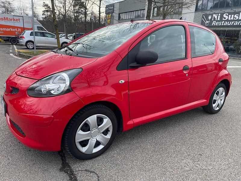 Usata Toyota Aygo 68 CV (50 kW) 2009 Rosso Utilitaria