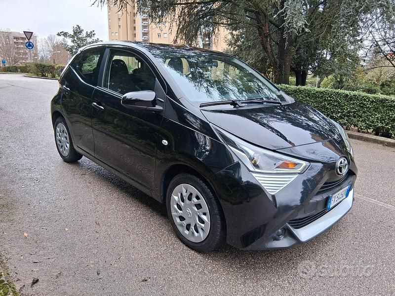 Usata Toyota Aygo 69 CV (50 kW) 2019 Grigio Utilitaria