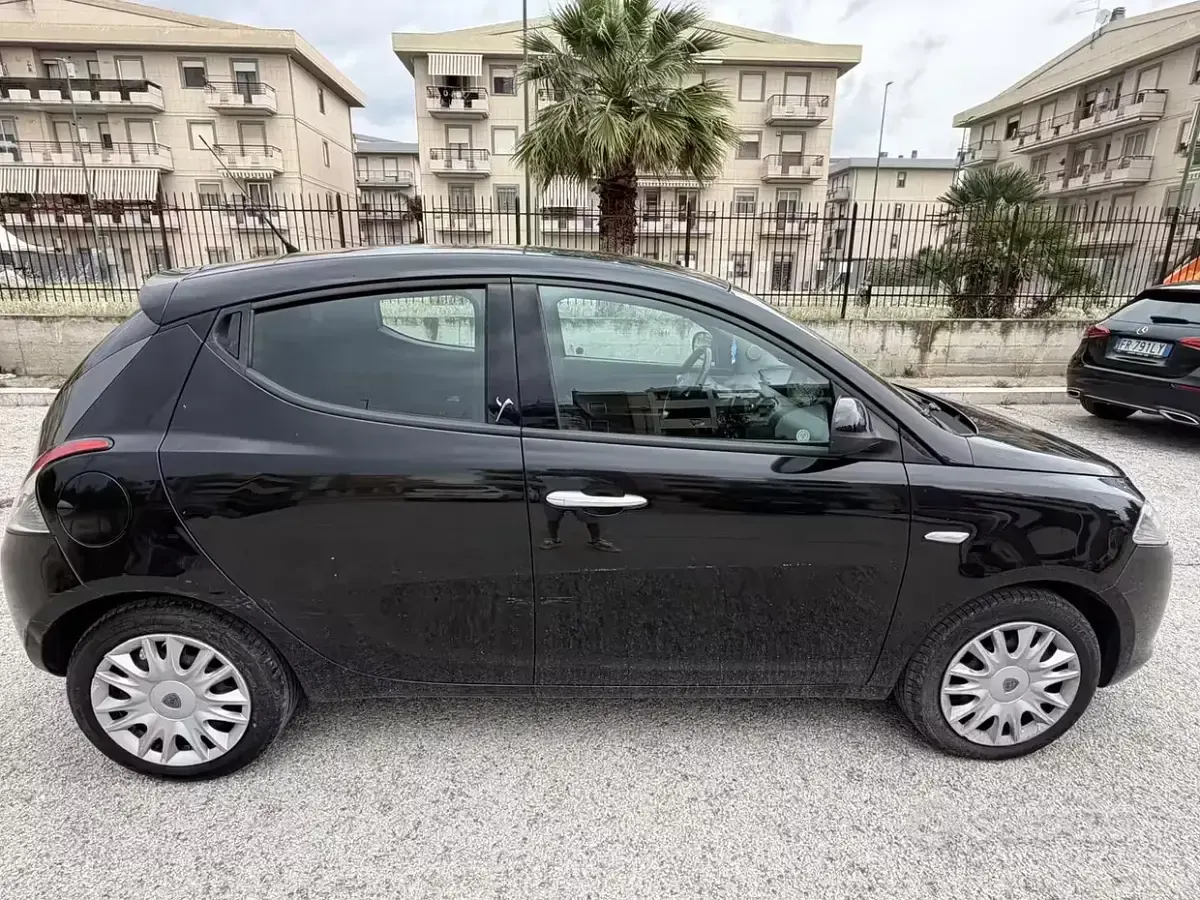 Usata Lancia Ypsilon 95 CV (69 kW) 2012 Nero Utilitaria