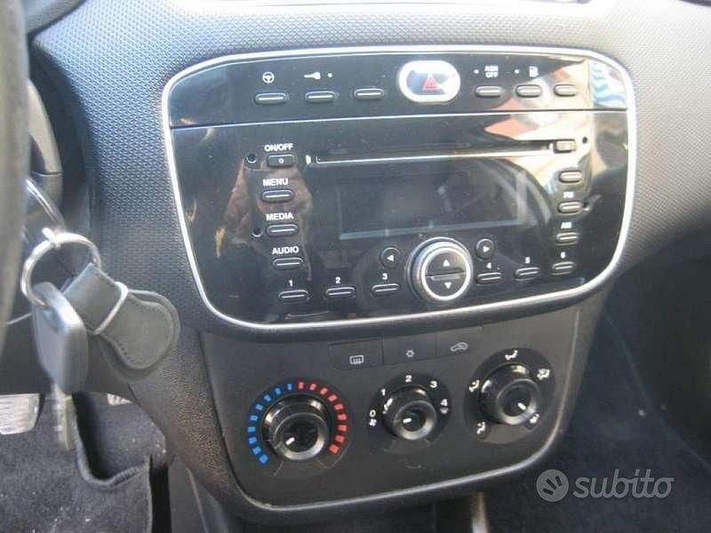 Usata Fiat Punto Easy 77 CV (56 kW) 2012 Bianco metallizzato Utilitaria