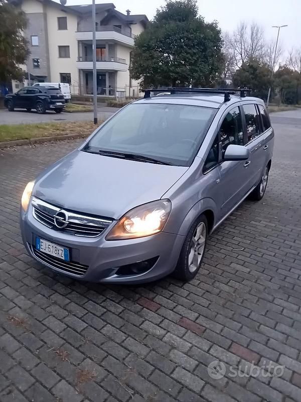 Usata 2011 Opel Zafira Monovolume | 1200 € - Immagine 1/4