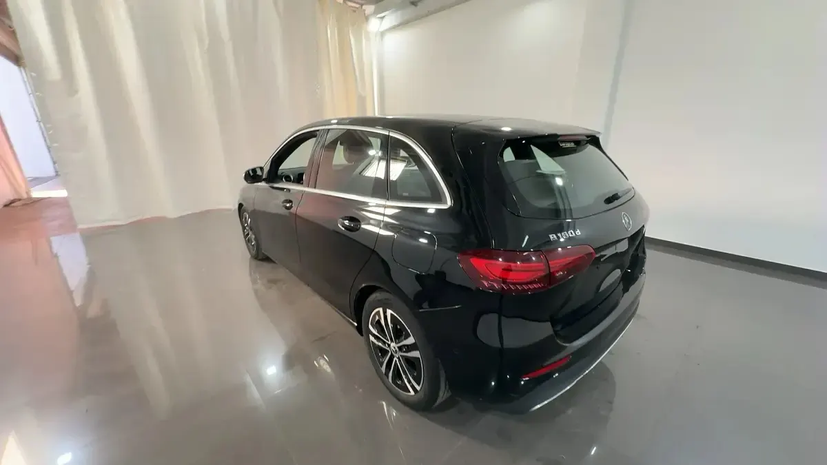 Usata Mercedes B180 116 CV (85 kW) 2024 Cosmos black met Utilitaria