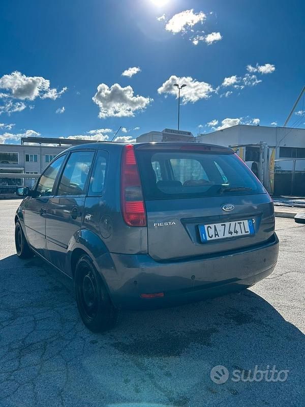 Usata Ford Fiesta 75 CV (55 kW) 2003 Berlina