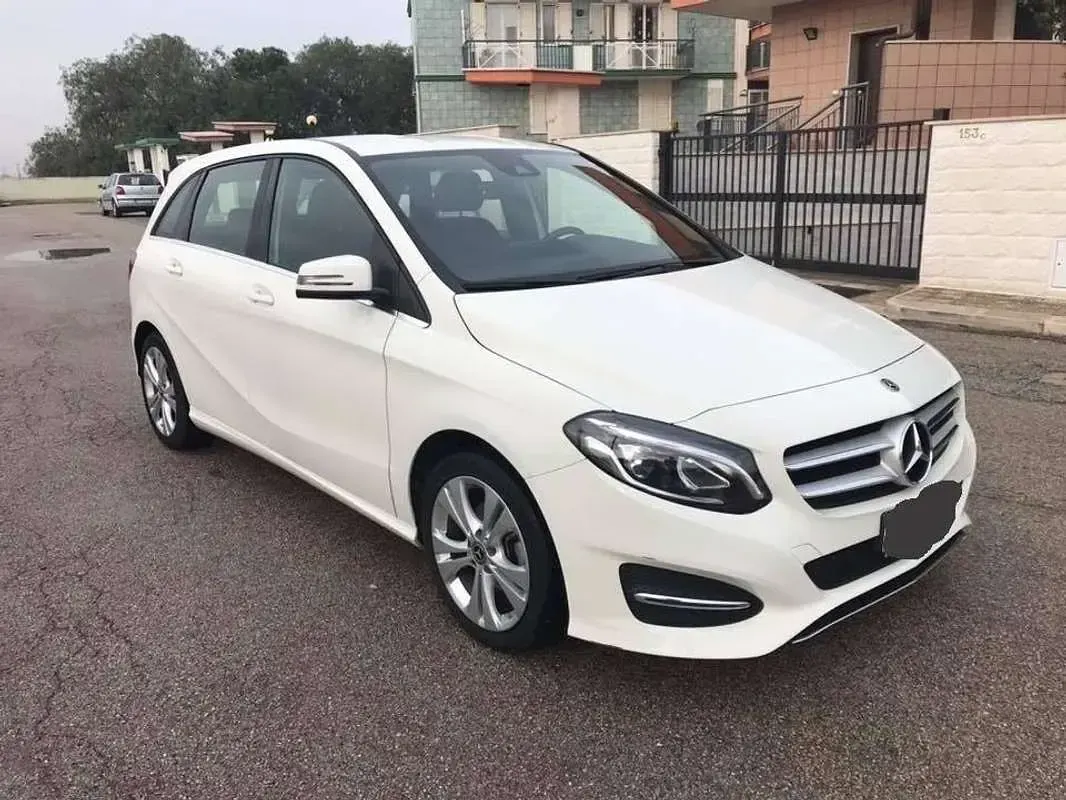 Usata Mercedes B180 109 CV (80 kW) 2017 Bianco Utilitaria