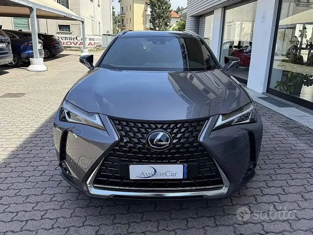Usata Lexus UX 300e 56 kW (77 CV) 2022 Grigio / metallizzato SUV