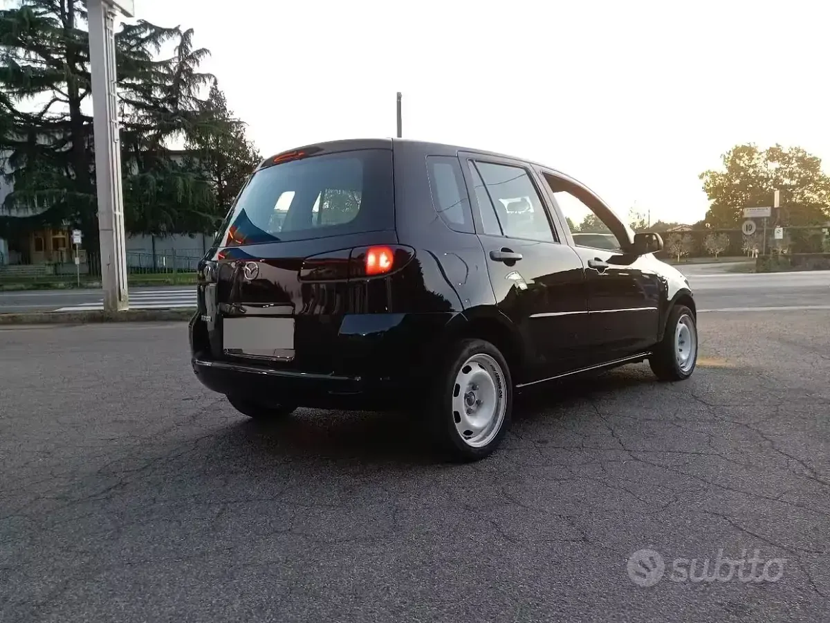 Usata Mazda 2 68 CV (50 kW) 2006 Nero Utilitaria