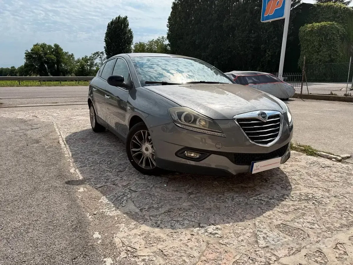 Usata Lancia Delta Gold 105 CV (77 kW) 2012 Grigio Utilitaria