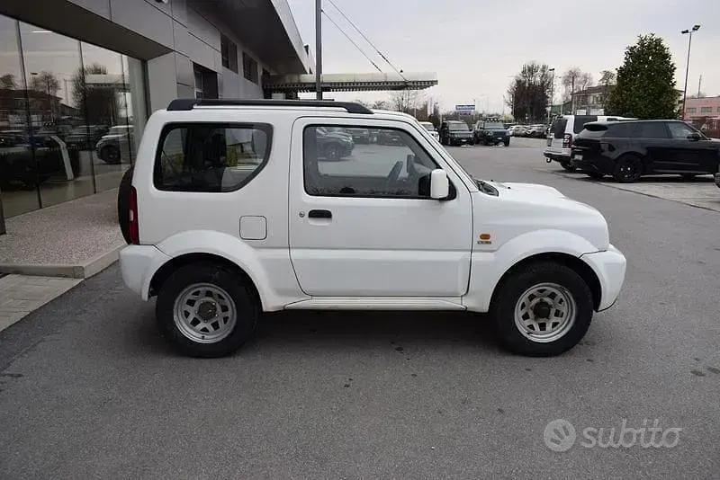 Usata Suzuki Jimny 86 CV (63 kW) 2010 Bianco SUV