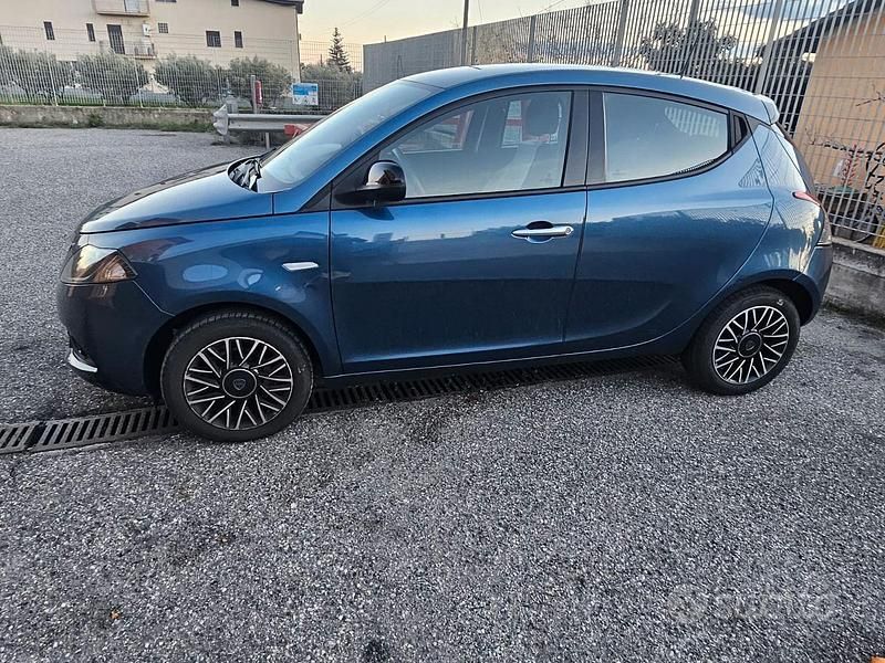 Usata Lancia Ypsilon 60 CV (44 kW) 2024 Blu Utilitaria