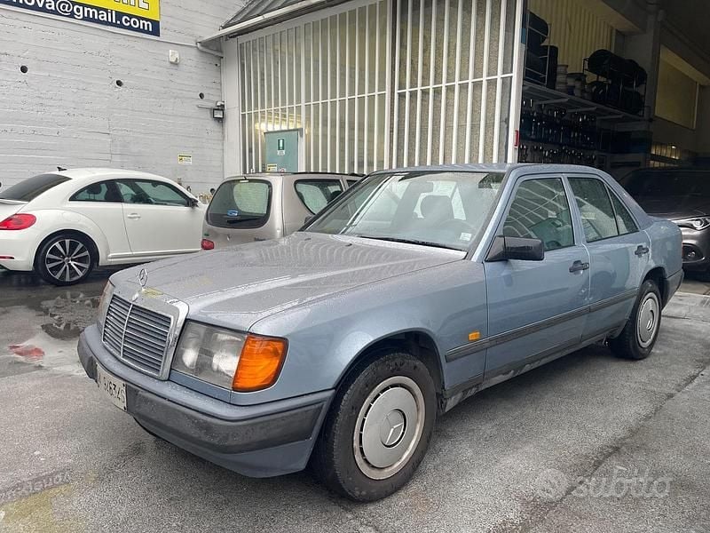 Blu Usata 1987 Mercedes E200 Tre volumi | 3900 € - Immagine 1/4