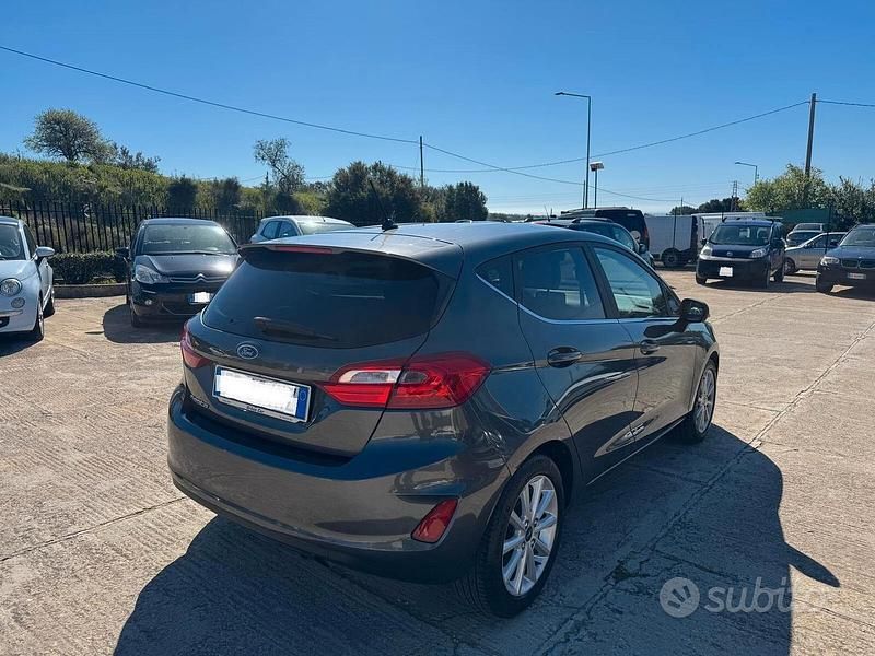 Usata Ford Fiesta Titanium 86 CV (63 kW) 2018 Grigio Utilitaria