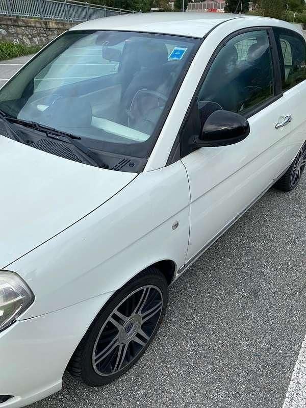 Bianco Usata 2010 Lancia Ypsilon Due volumi | 4500 € (Buon prezzo) - Immagine 1/4