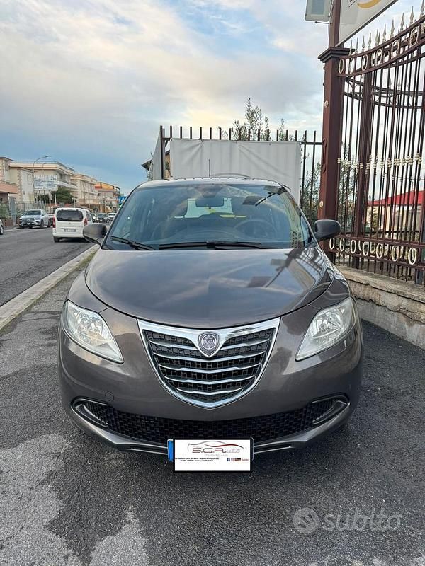 Usata Lancia Ypsilon 85 CV (62 kW) 2014 Grigio Utilitaria