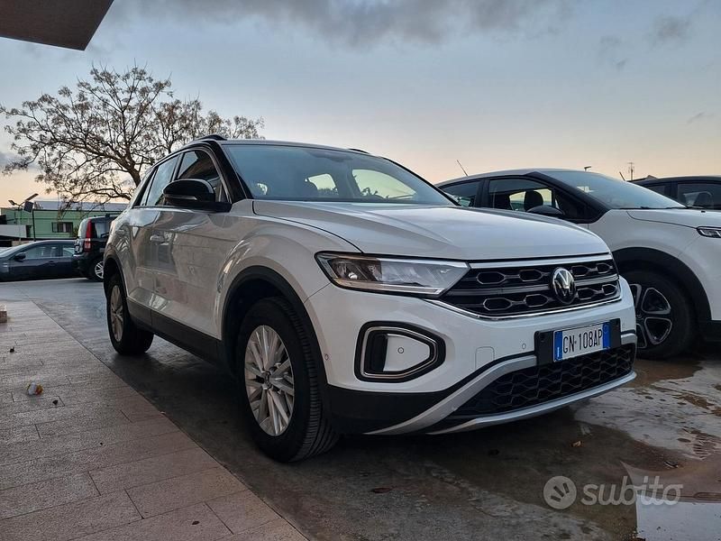 Usata VW T-Roc Life 110 CV (80 kW) 2023 Bianco SUV
