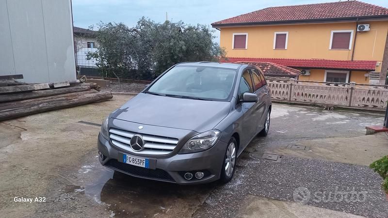 Usata Mercedes B180 110 CV (80 kW) 2012 Grigio Monovolume