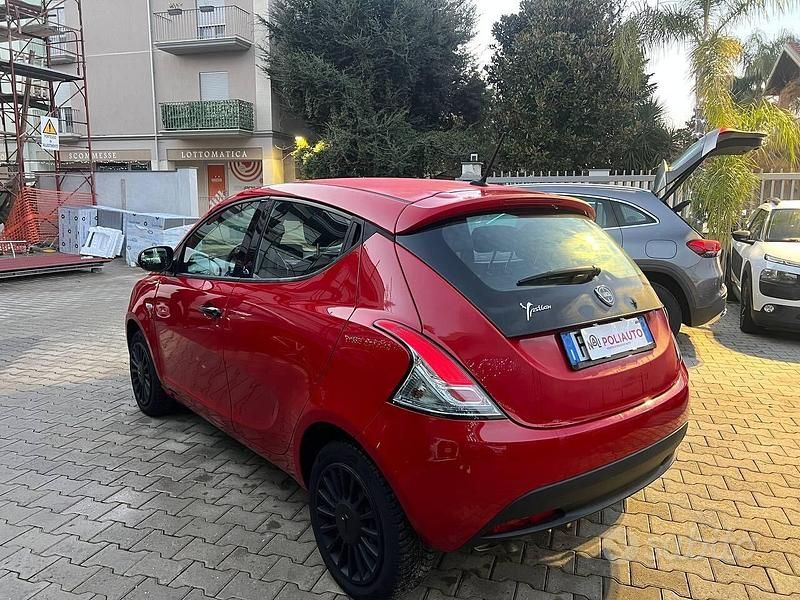 Begagnad Lancia Ypsilon 69 HK (50 kW) 2020 Röd Halvkombi