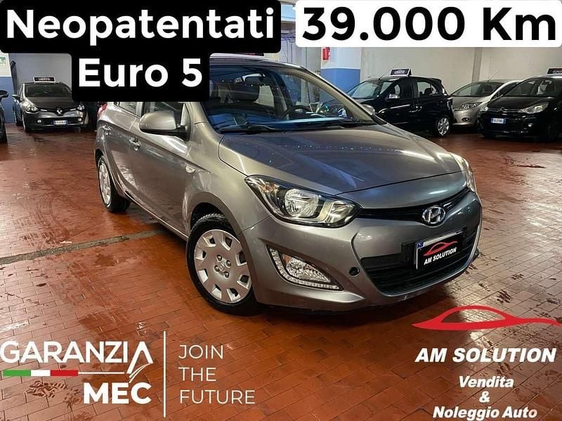 Grigio Usata 2013 Hyundai i20 Tre volumi | 6950 € (Cara) - Immagine 1/4
