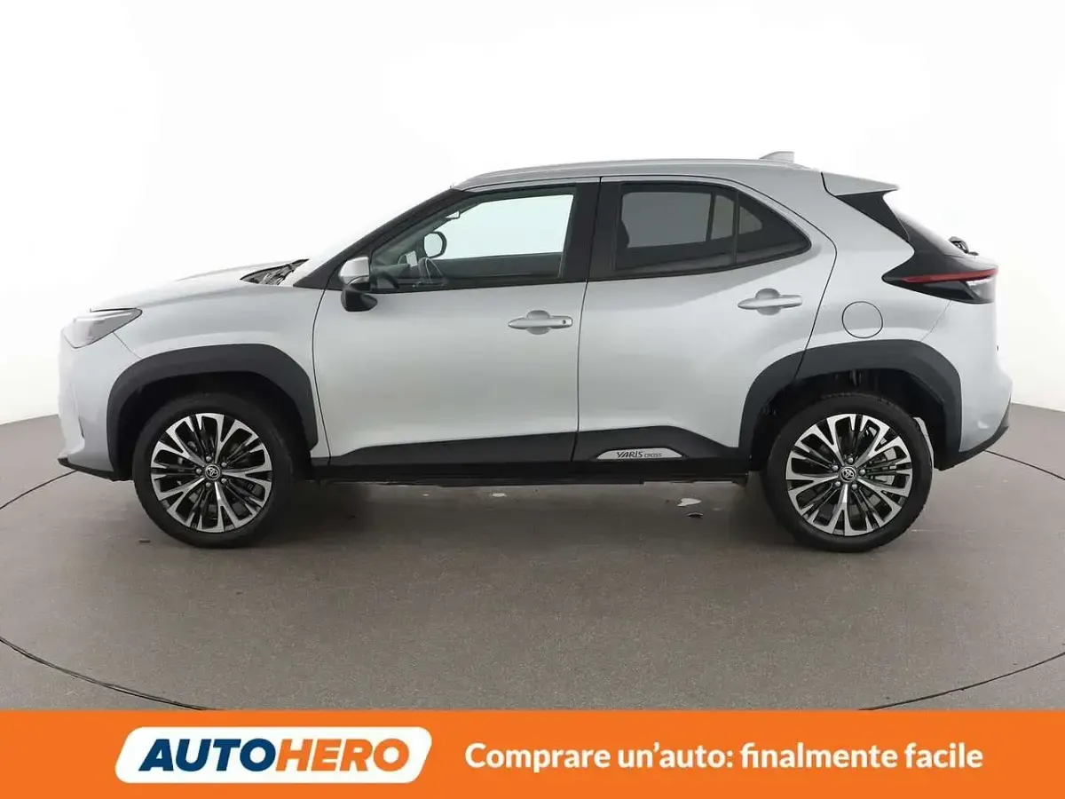 Usata Toyota Yaris Cross Lounge 92 CV (67 kW) 2022 Argento SUV