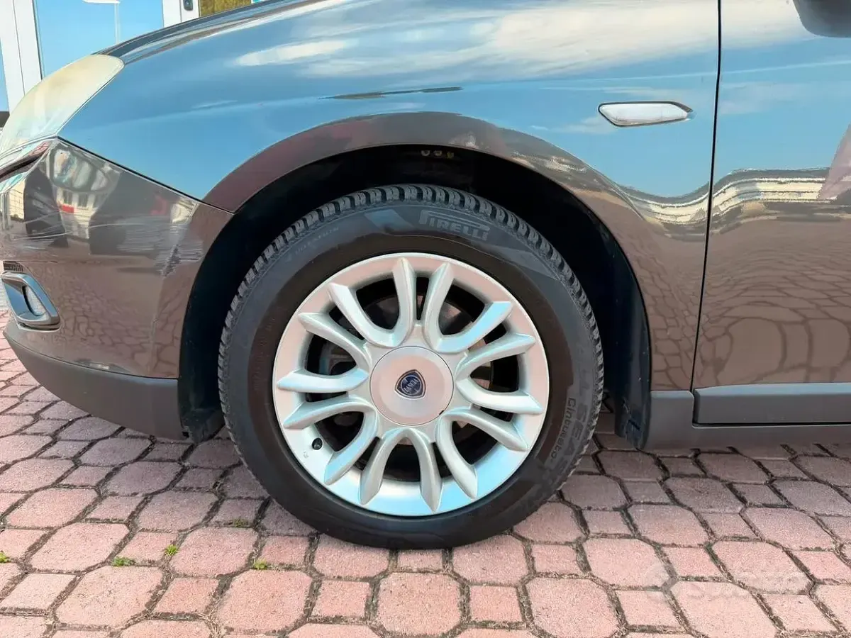 Usata Lancia Delta 120 CV (88 kW) 2012 Grigio Utilitaria