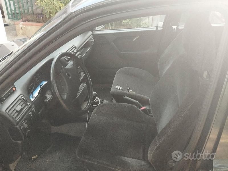 Usata Opel Vectra 75 CV (55 kW) 1992 Nero Berlina