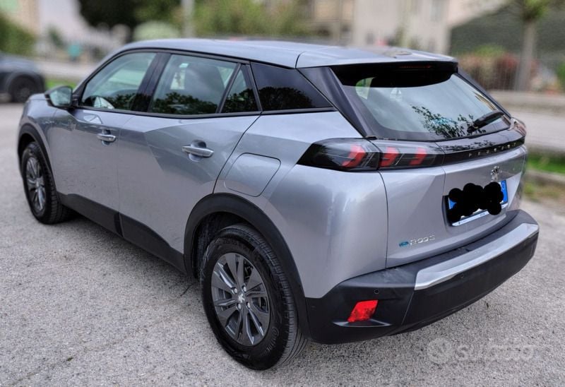 Usata Peugeot e-2008 Active 55 kW (75 CV) 2022 Grigio SUV