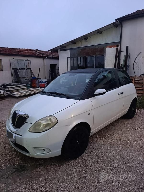 Usata Lancia Ypsilon 70 CV (51 kW) 2004 Bianco Utilitaria