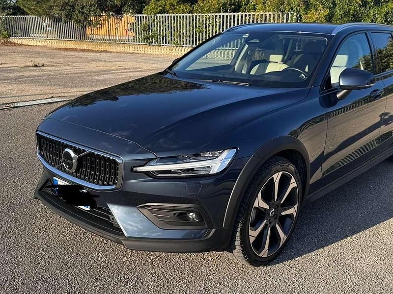Usata Volvo V60 CC Ultimate 197 CV (144 kW) 2023 Blu/azzurro Station wagon