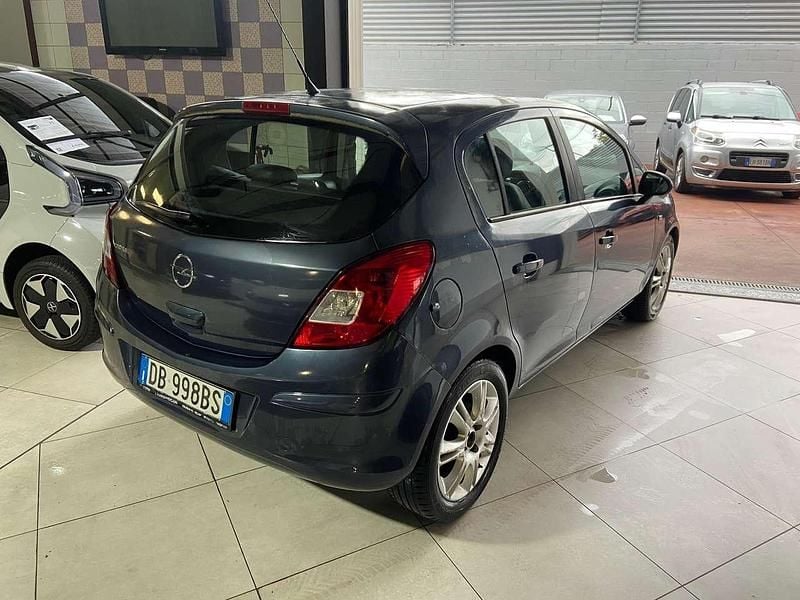 Usado Opel Corsa Cosmo 80 HP (58 kW) 2009 Cinzento Sedan