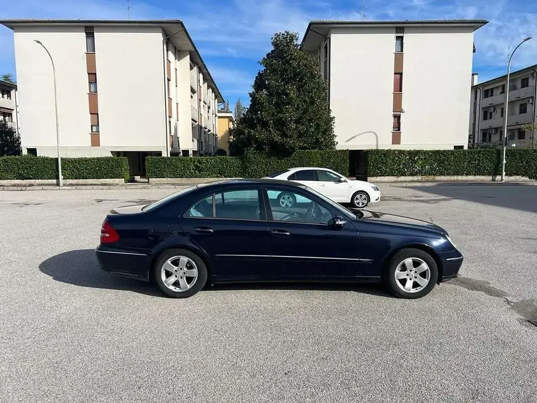 Usata Mercedes E270 Avantgarde 177 CV (130 kW) 2002 Blu/azzurro Berlina
