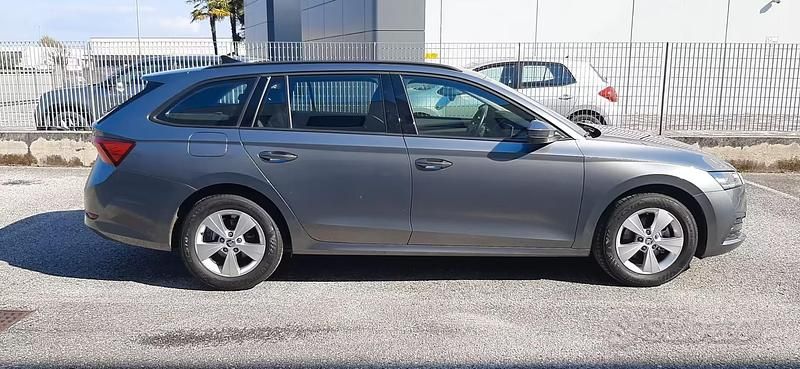 Usata Skoda Octavia Executive 116 CV (85 kW) 2023 Grigio Station wagon