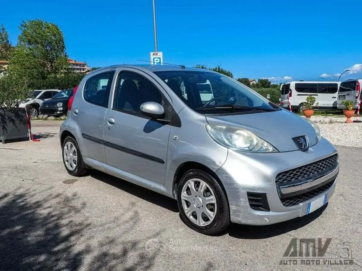 Gebraucht Peugeot 107 68 PS (50 kW) 2011 Silber Kleinwagen