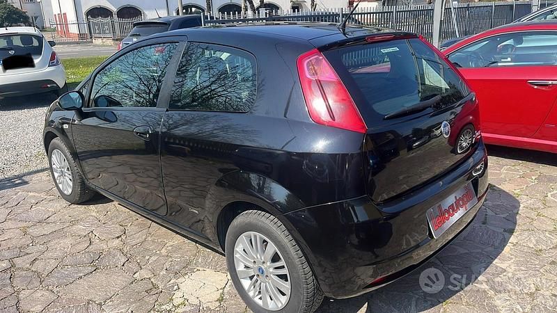 Usata Fiat Grande Punto Emotion 95 CV (69 kW) 2006 Nero Utilitaria