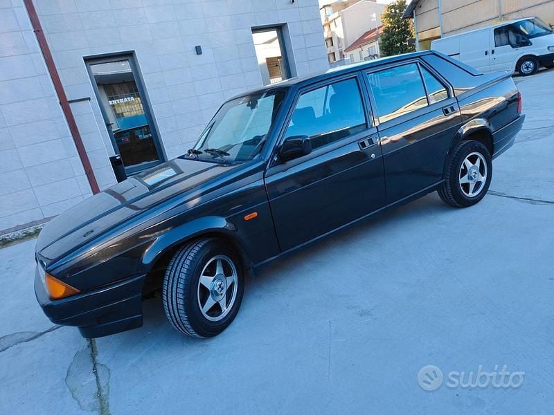 Usata Alfa Romeo 75 103 CV (75 kW) 1992 Nero Berlina