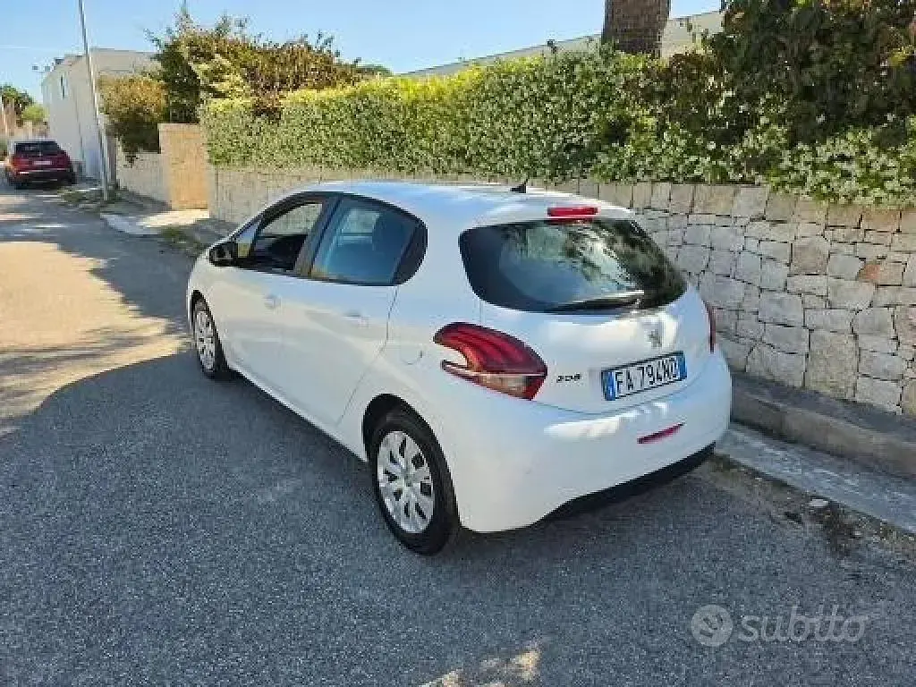 Usata Peugeot 208 68 CV (50 kW) 2015 Bianco Utilitaria