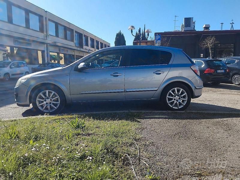 Usata Opel Astra 150 CV (110 kW) 2005 Berlina