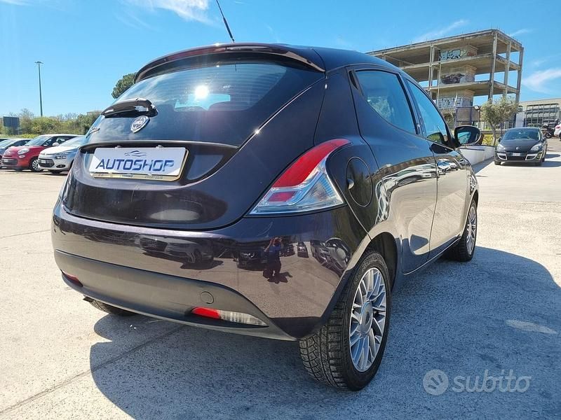 Usata Lancia Ypsilon Gold 69 CV (50 kW) 2012 Viola Utilitaria