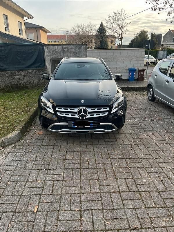 Usata Mercedes GLA180 122 CV (89 kW) 2019 Nero SUV