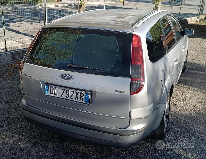 Usata Ford Focus 90 CV (66 kW) 2007 Grigio Station wagon