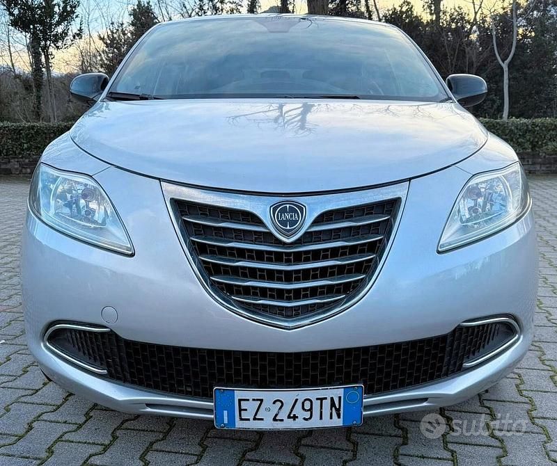 Usata Lancia Ypsilon 69 CV (50 kW) 2015 Grigio Utilitaria