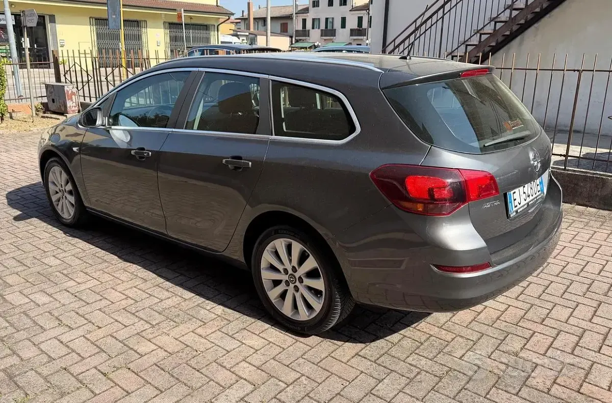 Usata Opel Astra 125 CV (91 kW) 2011 Grigio Station wagon