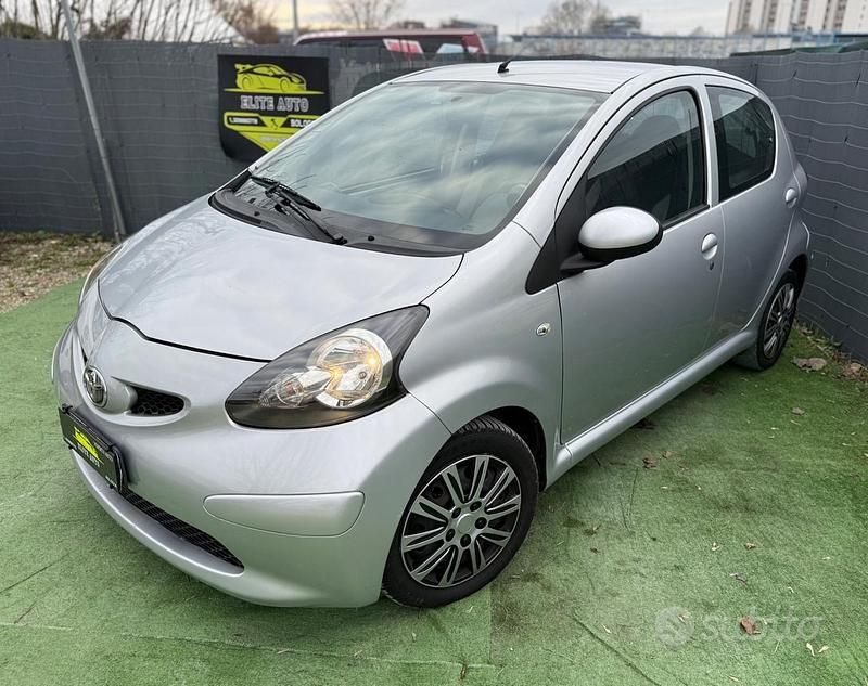 Usata Toyota Aygo 68 CV (50 kW) 2008 Grigio Utilitaria
