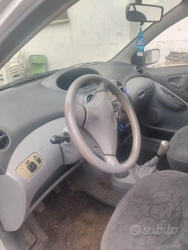 Usata Toyota Yaris 68 CV (50 kW) 2002 Grigio Utilitaria