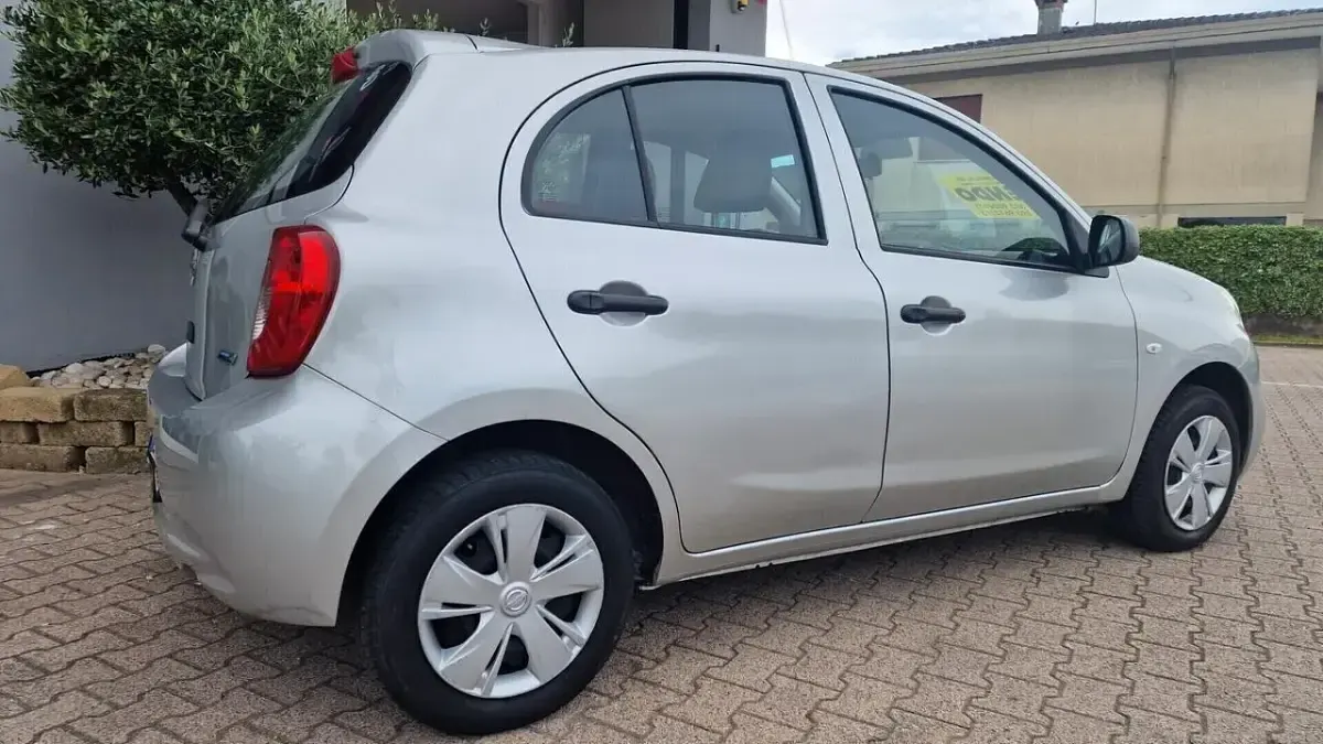 Usata Nissan Micra Tekna 80 CV (58 kW) 2014 Argento Utilitaria