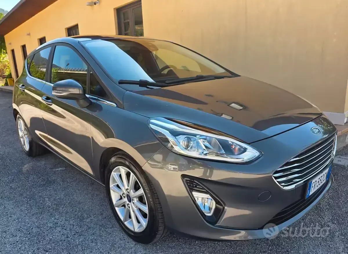 Usata Ford Fiesta Titanium 101 CV (74 kW) 2018 Grigio Utilitaria