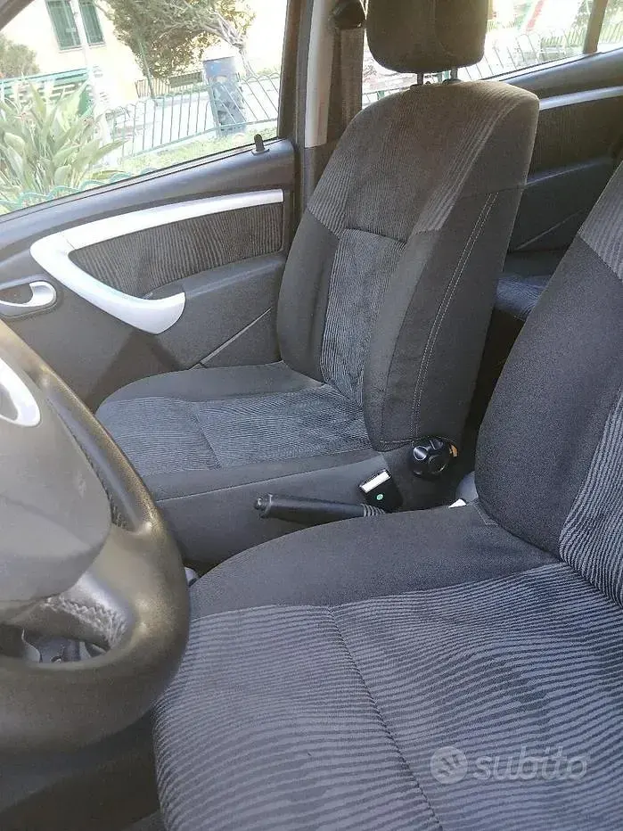 Usata Dacia Sandero Lauréate 75 CV (55 kW) 2009 Berlina