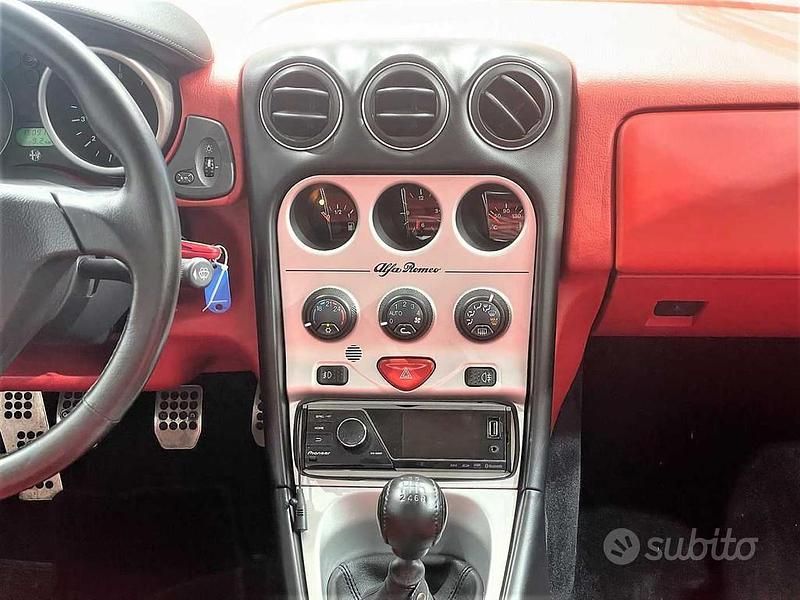 Second-hand Alfa Romeo GTV 220 CP (161 kW) 2000 Argintiu Coupe