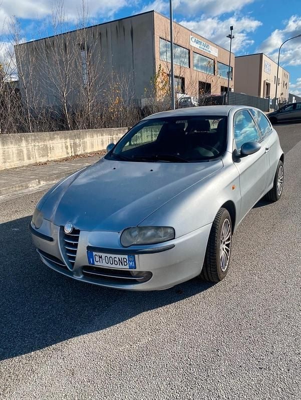 Usata Alfa Romeo 147 Distinctive 115 CV (84 kW) 2004 Argento Utilitaria